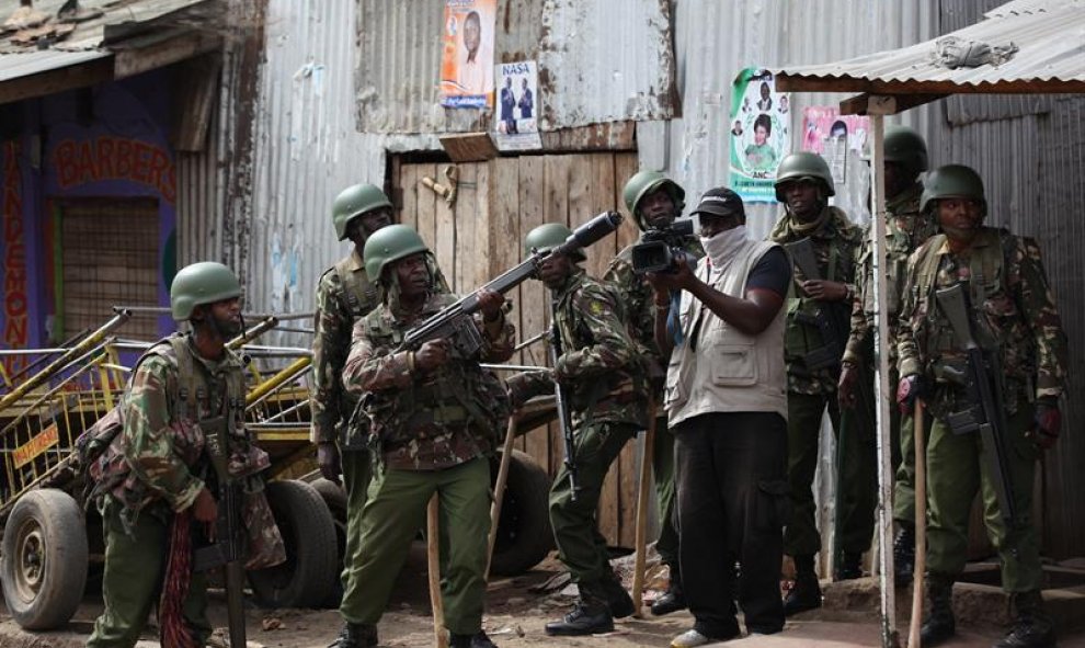 El ejercito de Kenia lanza granadas de gas a los manifestantes de la oposición durante los disturbios electorales.EFE/Daniel Irungu