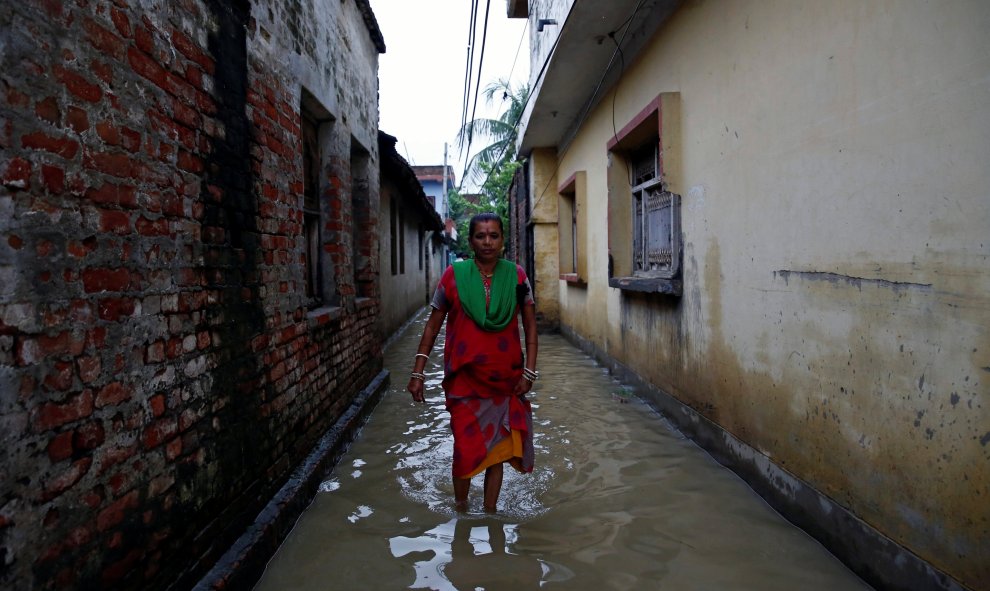 Una mujer caminando por un callejón inundado de Janakpur, Nepal. REUTERS / Navesh Chitrakar