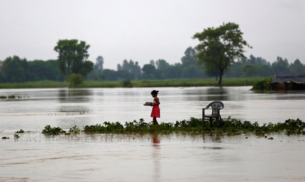 Una niña, en medio de las inundaciones de Janakpur, en Nepal. EFE / Navesh Chitrakar