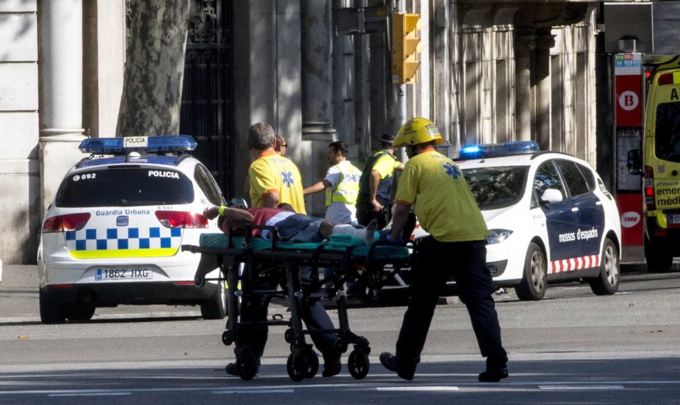 Las imágenes del atropello en Las Ramblas de Barcelona. / EFE