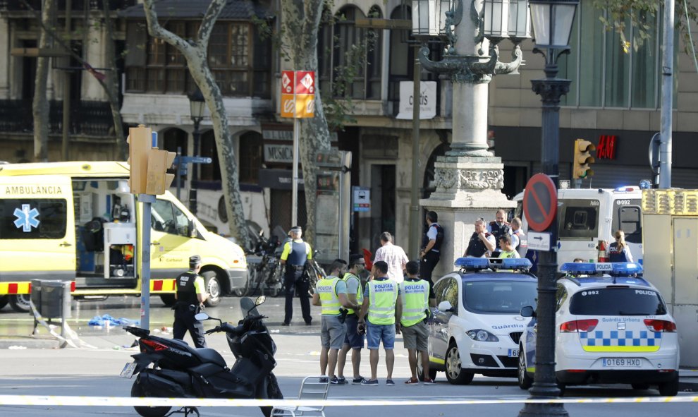 Las imágenes del atropello en Las Ramblas de Barcelona. / EFE