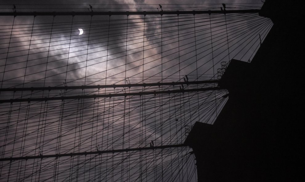 El eclipse de sol visto desde el puente de Brooklyn, en Nueva ork (EEUU). REUTERS/Stephanie Keith