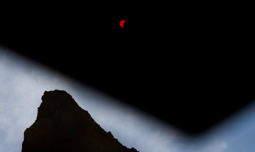 Vista del eclipse solar desde una playa de Chilmark, Massachusetts (Estados Unidos). EFE/JUSTIN LANE