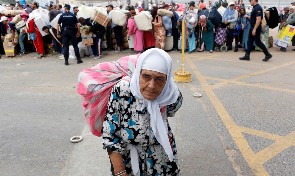 Miles de mujeres transportan grandes cargas de mercancías a sus espaldas entre Marruecos y España, por el enclave de Melilla /  REUTERS - Youssef Boudlal