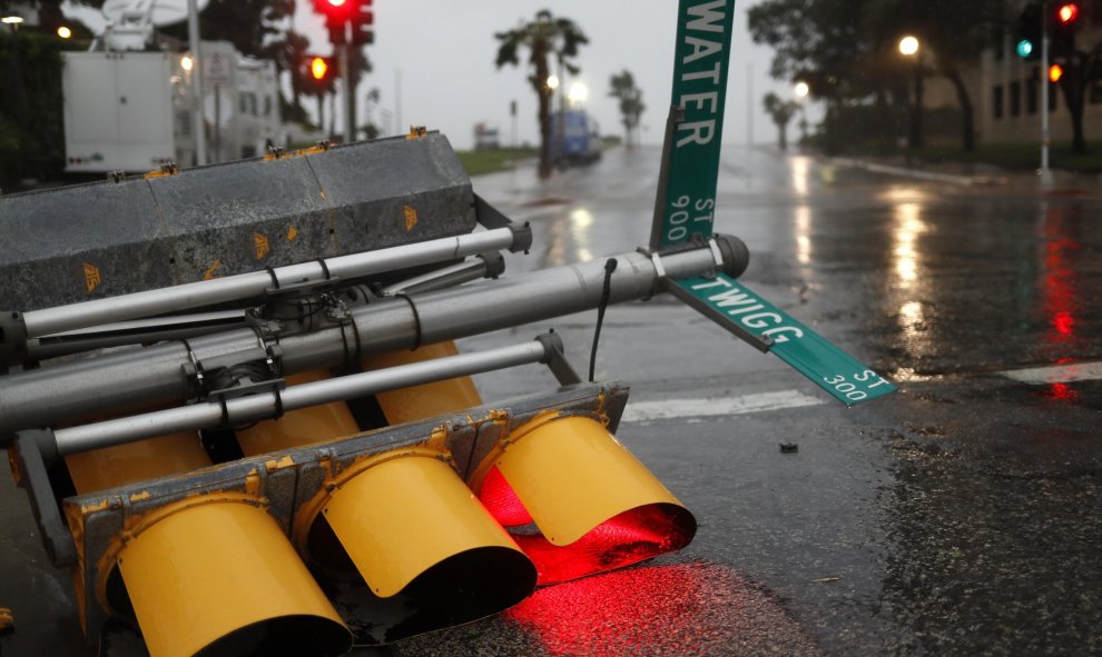 Un semáforo caído debido al temporal del Huracán Harvey en Texas.REUTERS/Adress Latif
