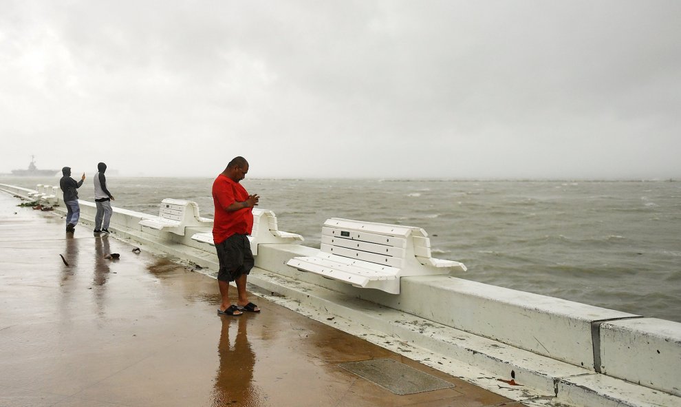 Un hombre toma fotos de las olas generadas por el huracán Harvey en Corpus Christi, Texas. REUTERS/Mohammad Khursheed
