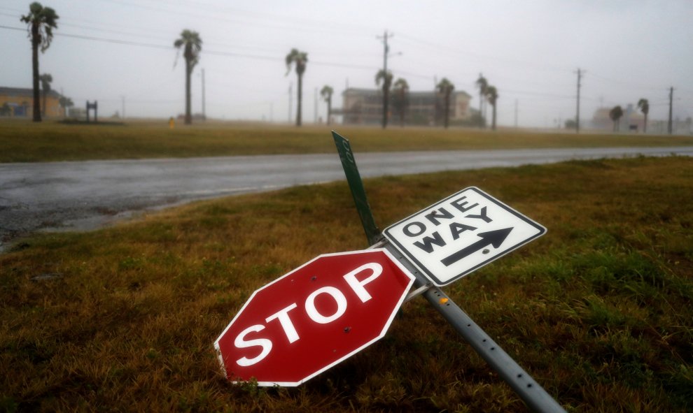 El potente viento del huracán Harvey derriba una señal de tráfico en Texas.REUTERS/Adrees Latif