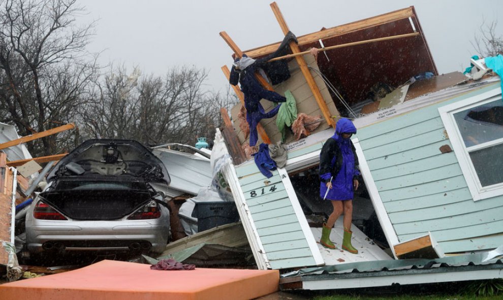 Una mujer junto a su casa destruida en Fulton (Texas). REUTERS/Rick Wilking