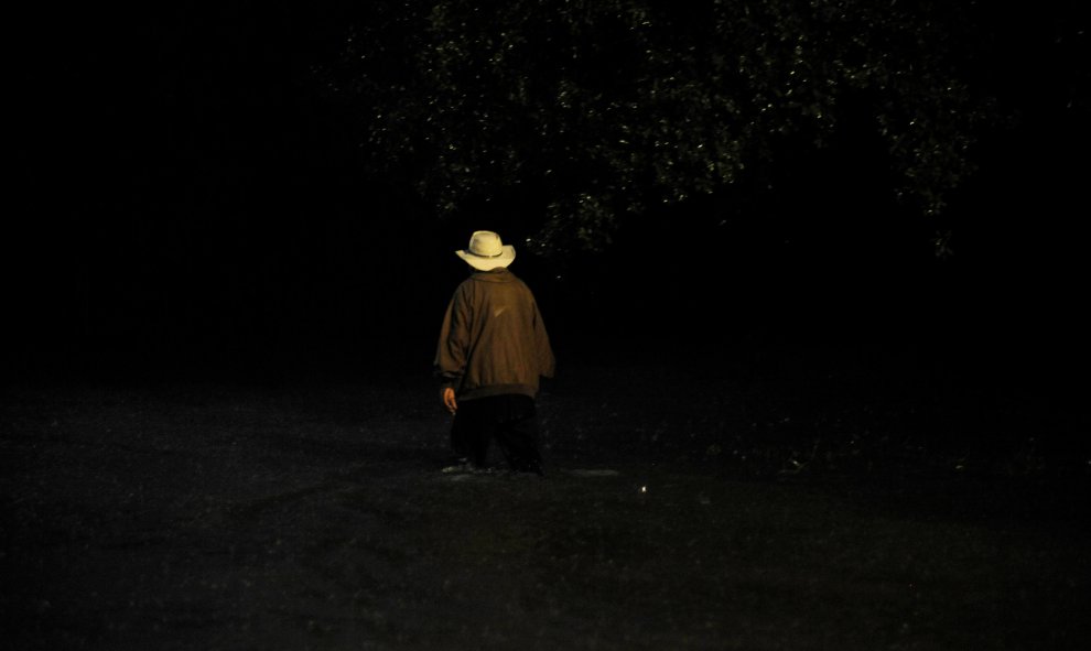 Un hombre camina entre el agua acumulada tras la inundación provocada por el huracán Harvey en la costa del golfo de Texas, en Houston, EEUU.- REUTERS / Nick Oxford