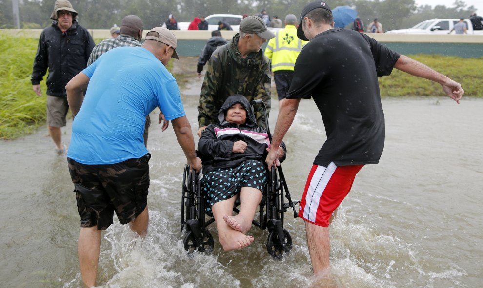 Una anciana en una silla de ruedas es rescatada de las aguas de inundación causada por la tormenta tropical Harvey en el este de Houston, Texas, EEUU.- REUTERS / Jonathan Bachman