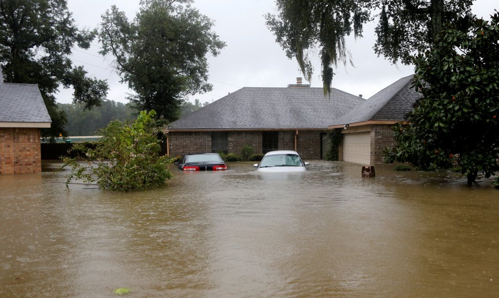 Casas y coches, parcialmente sumergidos por la inundación provocada por la tormenta tropical Harvey en Houston, Texas, (EEUU).- REUTERS / Jonathan Bachman