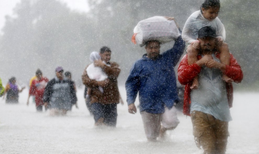 Varias familias abandonan su casa en el este de Houston, Texas (EEUU) durante el paso de la tormenta Harvey.- REUTERS