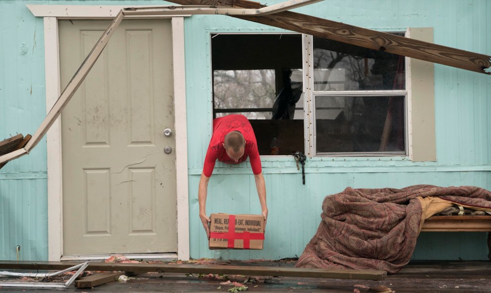 Sam Speights saca algunas pertenencias de su casa después del huracán Harvey, en Rockport, Texas (EEUU).-