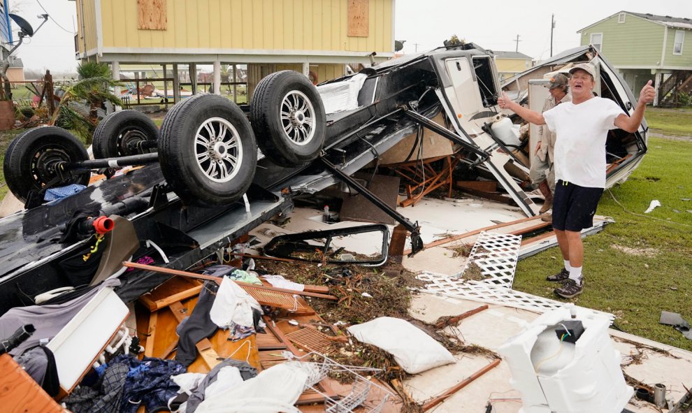 Richard Garner busca entre los restos de su casa tras el paso del huracán Harvey, en Rockport (EEUU).- EFE/DARREN ABATE