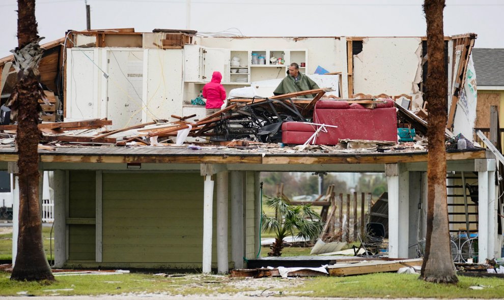 Una pareja busca algunas pertenencias en buen estado después del paso del Huracán Harvey en Rockport, Texas (EEUU).- EFE/Darren Abate