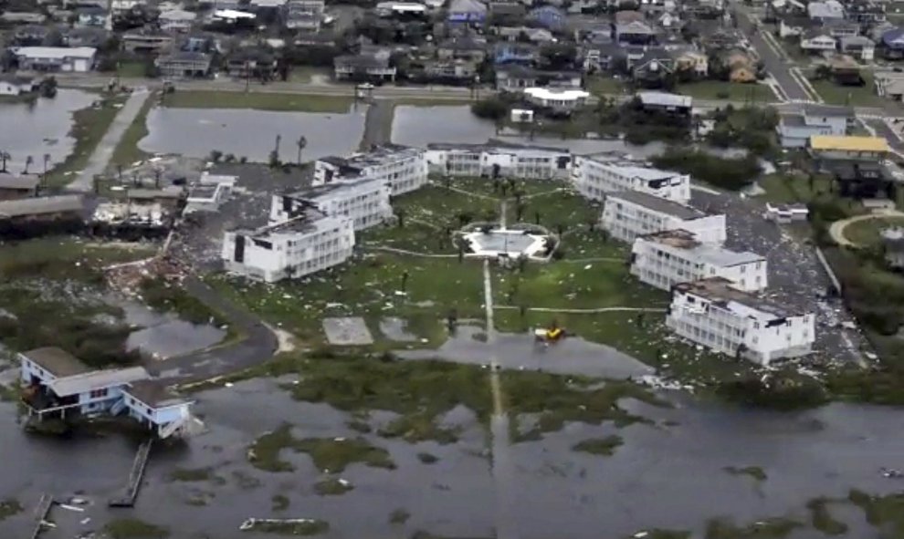 Captura de vídeo que muestra los daños registrados en edificios residenciales de áreas inundadas tras el huracán Harvey en Houston (Estados Unidos).- EFE/Johanna Strickland/ Guardia Costera de EEUU