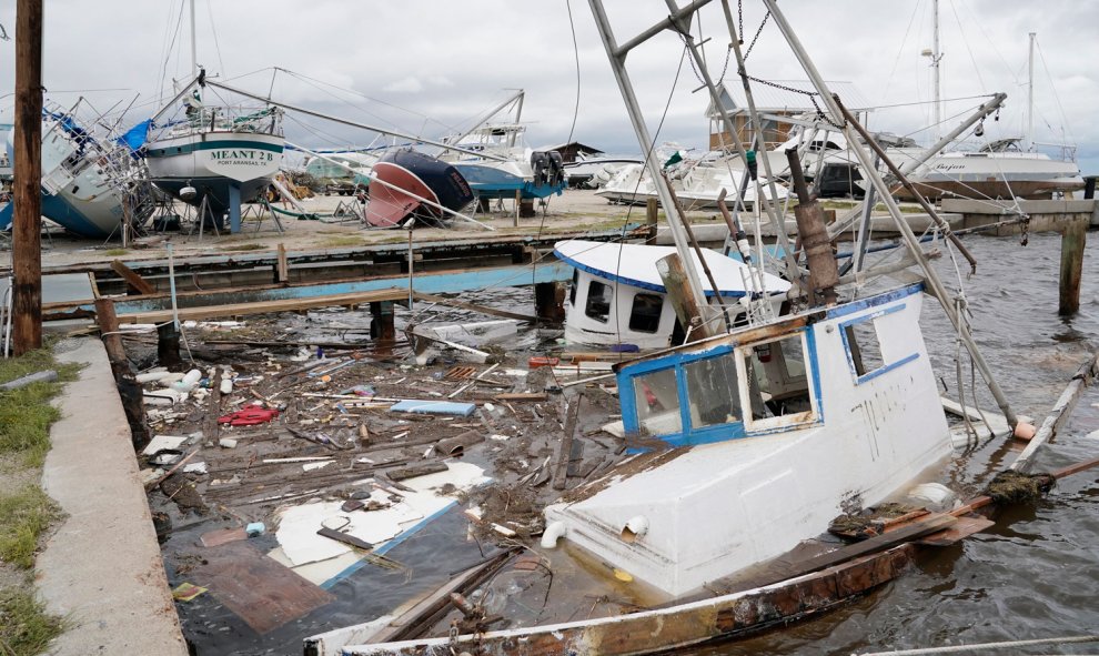 Dos barcos hundidos durante el huracán Harvey, cerca de Rockport, Texas (EEUU).- EFE / EPA / DARREN ABATE