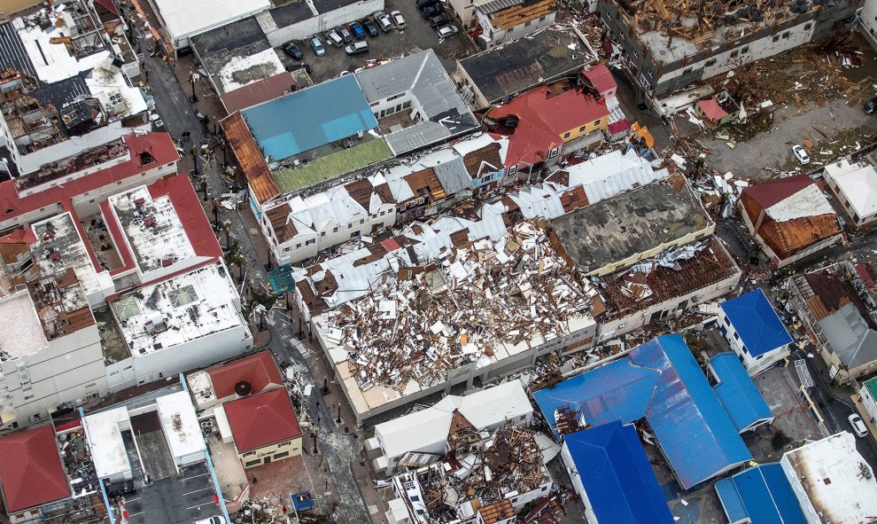 Según el boletín del NHC de las 12.00 GMT de hoy, el sistema se encuentra a 180 kilómetros al norte de Punta Cana (República Dominicana) y a 270 kilómetros al sureste de las Isla Gran Turca (Islas Turcas y Caicos) / REUTERS