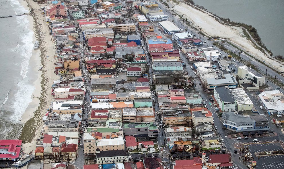 El "extremadamente peligroso" Irma mantiene vientos máximos sostenidos de 285 kilómetros/hora y se desplaza hacia el oeste-noroeste con una velocidad de traslación de 28 kilómetros/hora / REUTERS