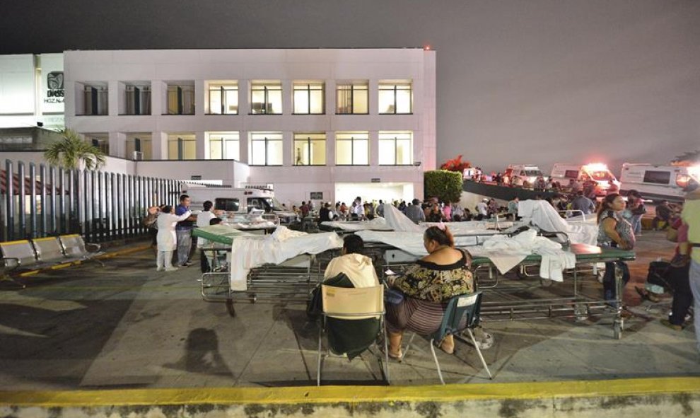 Pacientes y médicos de un hospital en Villahermosa (México) permanecen fuera tras un fuerte sismo de magnitud 8,2 en la escala abierta de Richter que ha sacudido México. EFE/STR