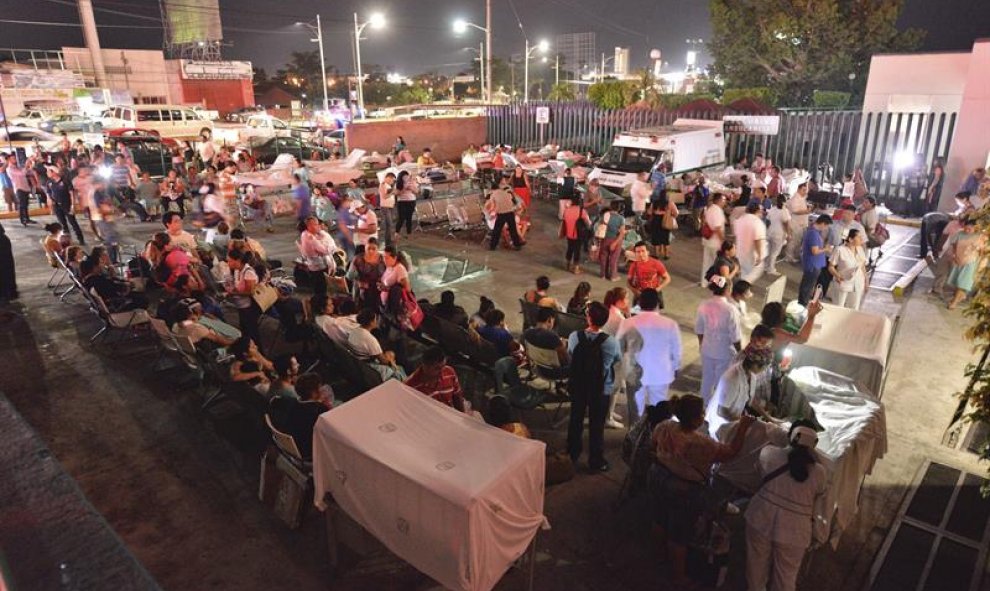 Pacientes y médicos de un hospital en Villahermosa (México) permanecen fuera tras el terremoto. EFE/STR