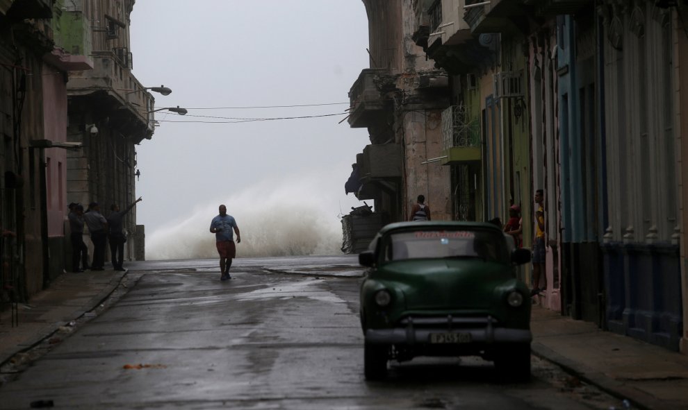 El oleaje del mar llega se introduce en las calles de La Habana en Cuba./REUTERS