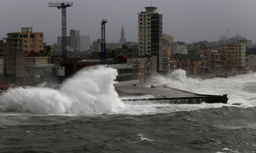 Las olas chocan contra el muro del Malecon en La Habana, Cuba./REUTERS
