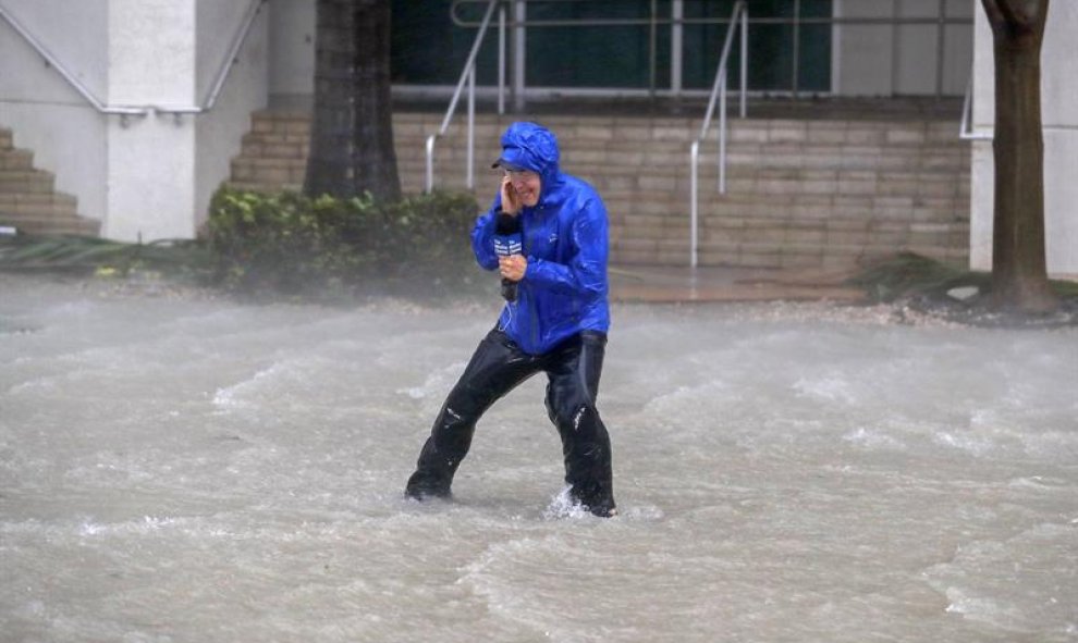 Un hombre intenta cruzar andar contra el potente vídeo del Huracán Irma.EFE/Erik S.Lesser