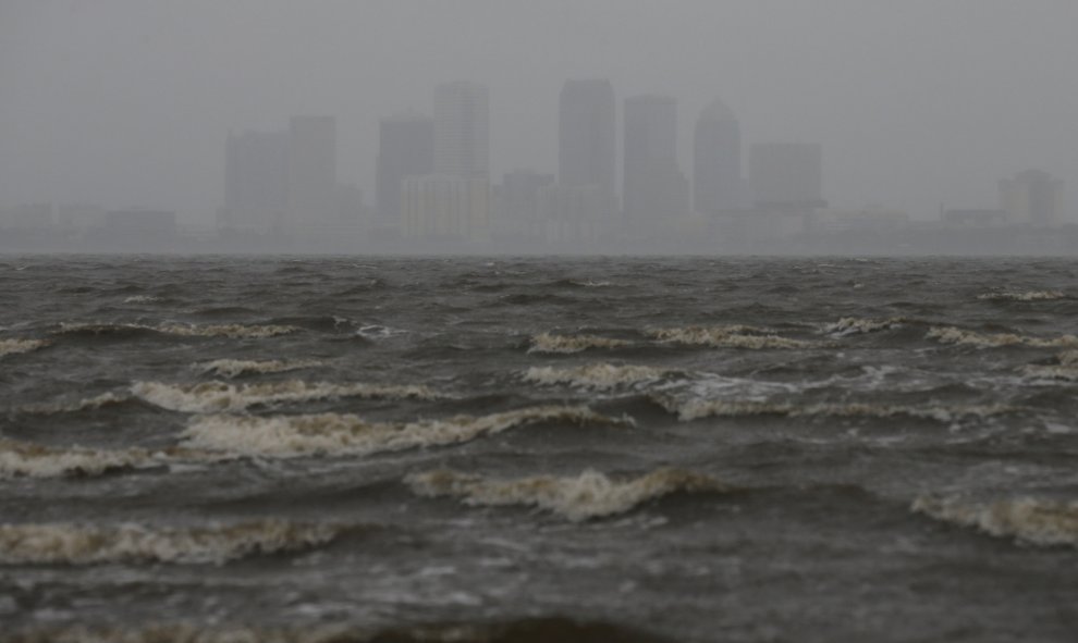 La imagen de Tampa oscurecida por el temporal del huracán Irma vista desde la bahía de Hillsborough.REUTERS/Chris Wattie