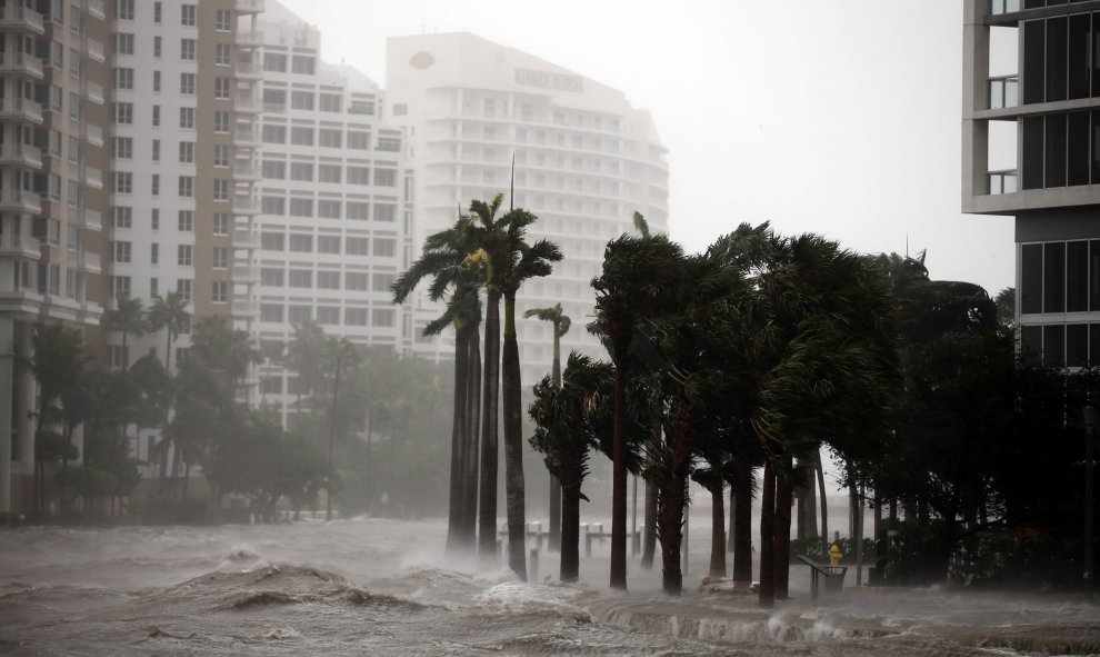 Las lluvias del huracán Irma provocan las primeras inundaciones en las calles de Miami. REUTERS/Carlos Barria