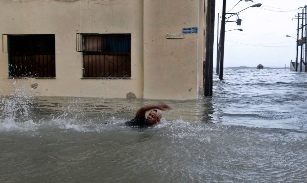 Un hombre nada por una calle inundada en La Habana. - EFE