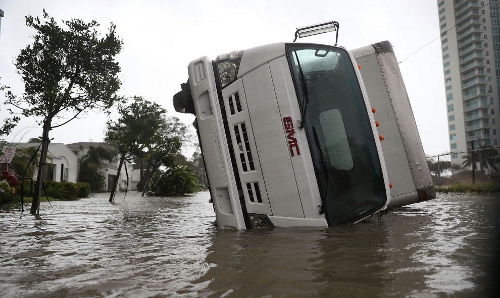 Un camión volcado en Miami. - AFP