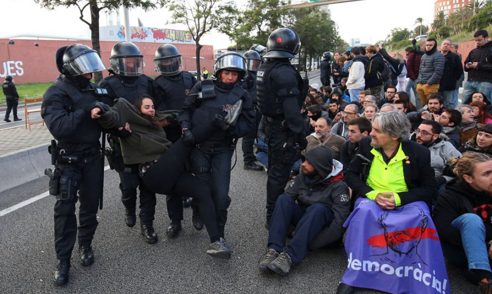 Los Mossos se llevan a una persona en Barcelona durante la huelga en Catalunya. REUTERS/Albert Gea