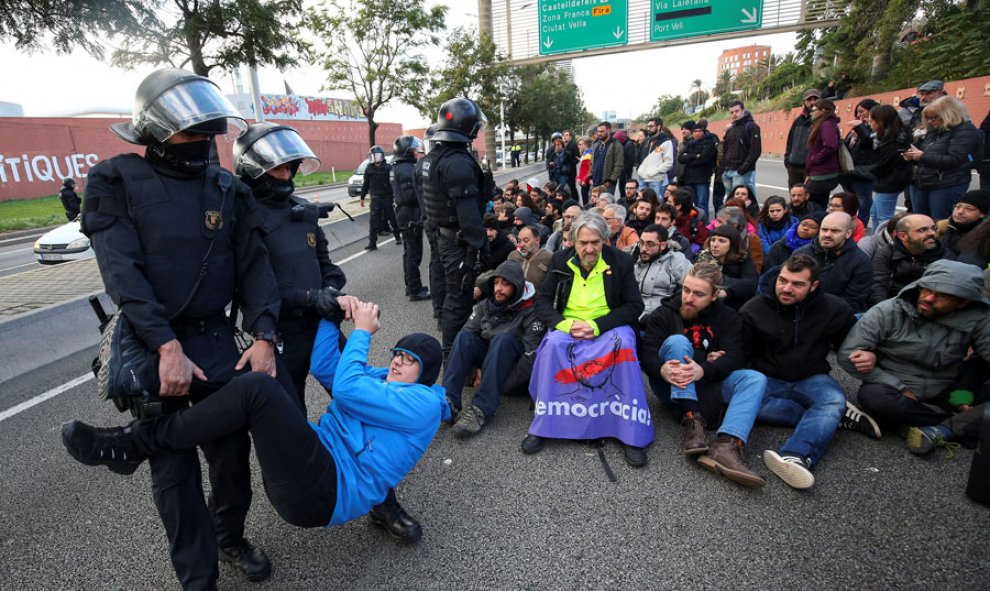 Los Mossos se llevan a una persona en Barcelona durante la huelga en Catalunya. REUTERS/Albert Gea