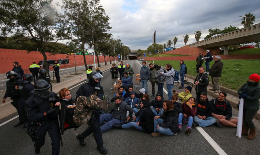 Los Mossos se llevan a una persona en Barcelona durante la huelga en Catalunya. REUTERS/Albert Gea