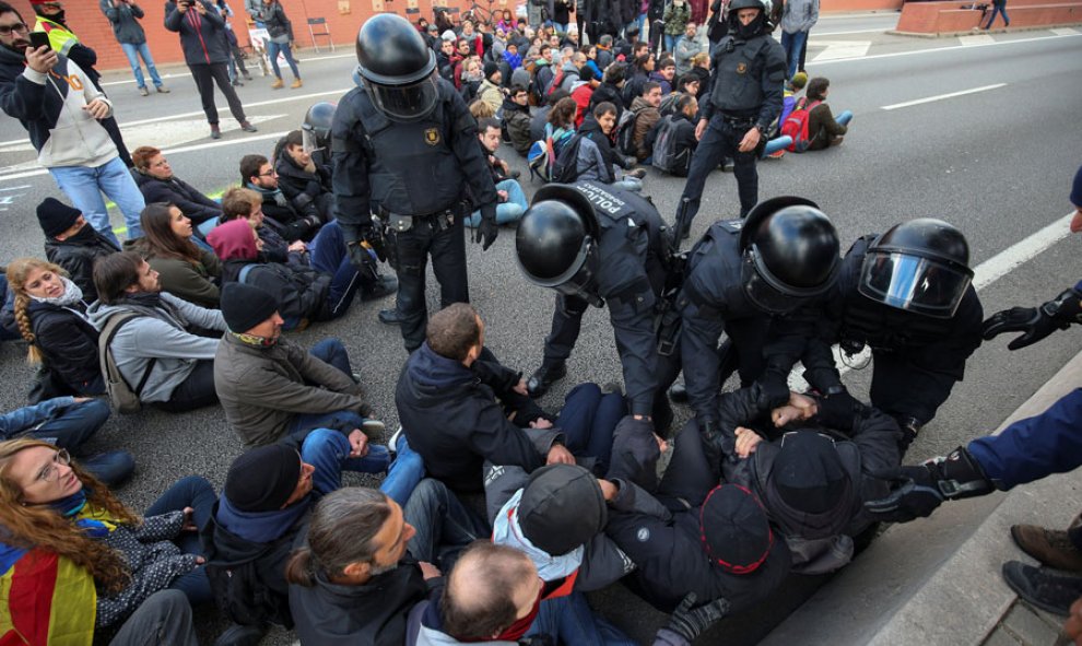 Los Mossos hablan con los manifestantes que bloquean una carretera en Barcelona. REUTERS/Albert Gea