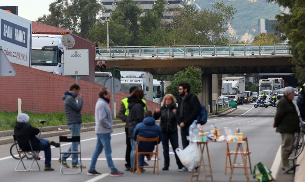 Manifestantes bloquean una carretera en Barcelona. REUTERS/Albert Gea