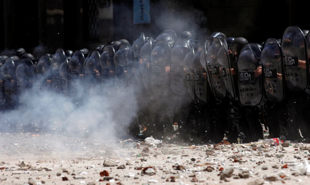 Batalla campal en Buenos Aires tras las protestas contra la reforma de las pensiones de Macri. REUTERS/Martin Aosta