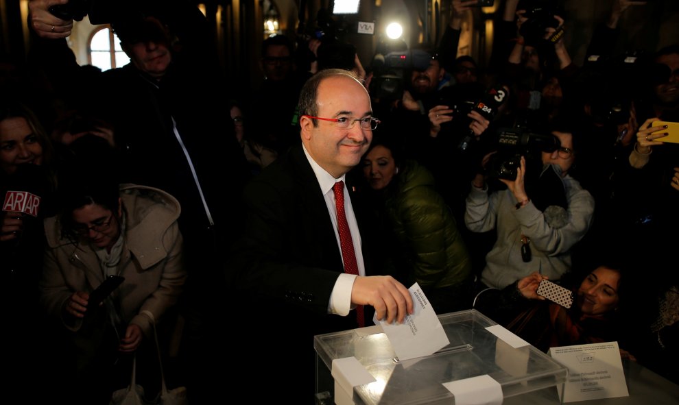 El candidato socialista a las elecciones catalanas Miquel Iceta depositando su voto. / Reuters