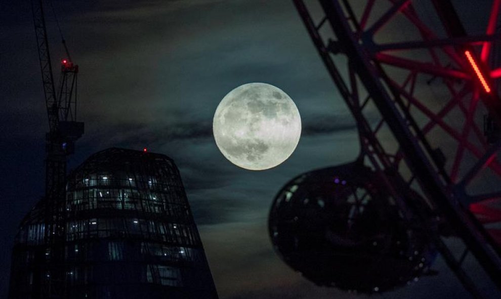 Vista de la Luna llena en Londres (Reino Unido). La primera Luna llena del año que lleva el nombre de lobos es la segunda de una serie de tres "Superlunas", llamada "Trilogía Superluna". EFE/NEIL HALL