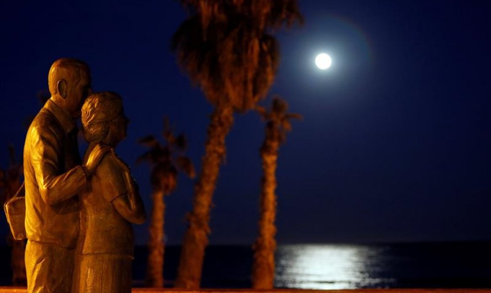 La primera superluna del 2018 sale en la playa de San Juan de Alicante. EFE/Manuel Lorenzo