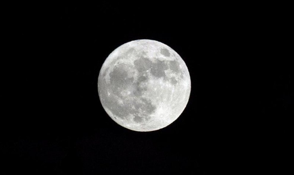 Vista de la Luna llena en Londres (Reino Unido). La primera Luna llena del año que lleva el nombre de lobos es la segunda de una serie de tres "Superlunas", llamada "Trilogía Superluna"