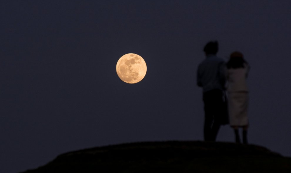 Superluna en Xiamen (China)./ REUTERS