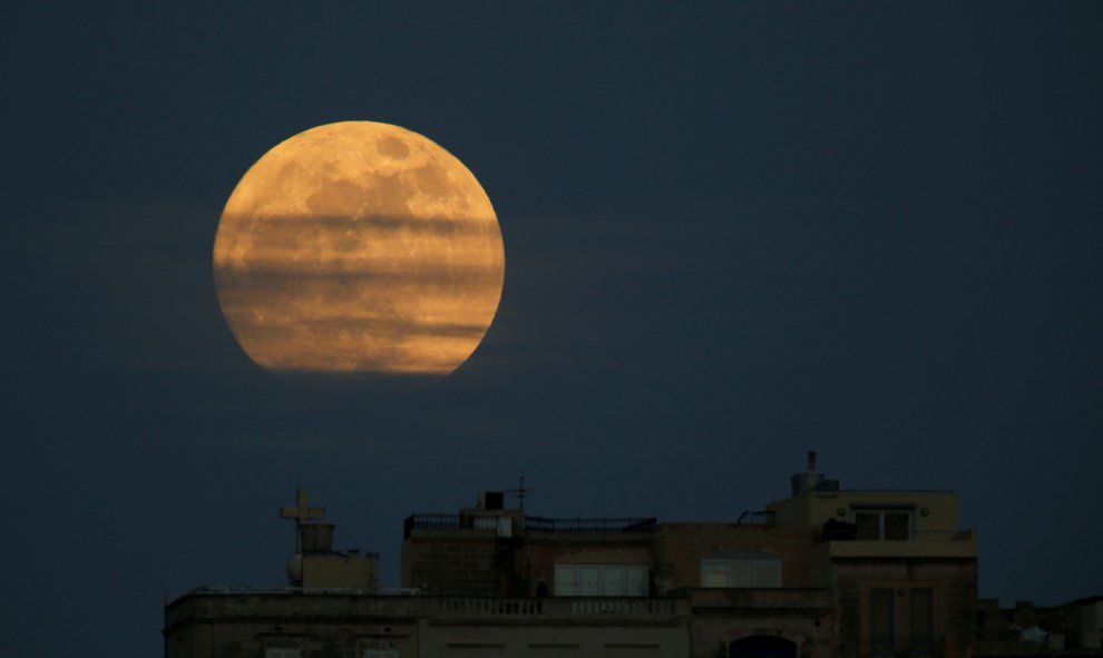 Superluna en Pieta (Malta)./ REUTERS