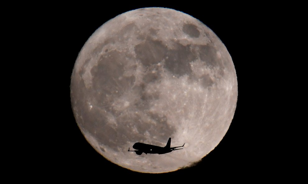 Superluna cerca del aeropuerto de Heathrow, en Londres./ REUTERS