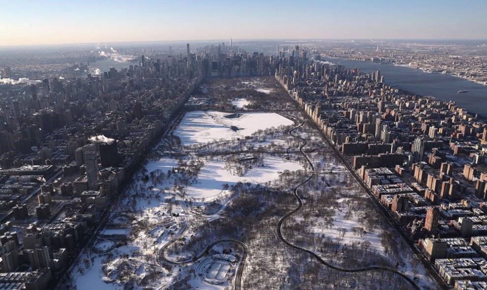 Vista aérea de Central Park, en Nueva York, completamente cubierto de nieve. AFP John Moore/Getty Images