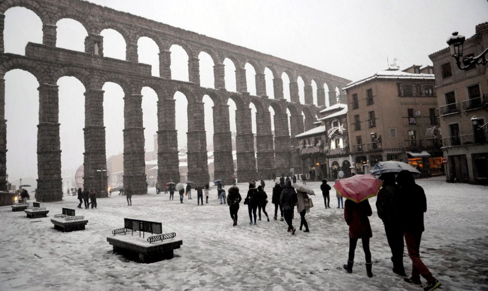Una intensa precipitación de nieve se ha registrado en Segovia. En la imagen el acueducto, donde ha llegado a superar los 25 centímetros en algunos municipios próximos a la sierra, mientras que en la capital se han registrado problemas para circular con n