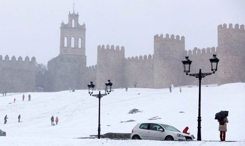 La nieve caída en la provincia de Ávila desde ayer ha hecho que la Diputación abulense haya activado el dispositivo de vialidad invernal para actuar en más de setenta carreteras de la red viaria abulense, principalmente de las comarcas de Gredos y la Sier