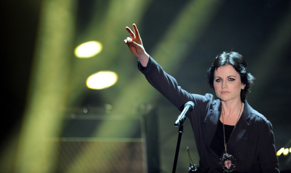 La cantante irlandesa y uno de sus gestos favoritos sobre los escenarios.- AFP