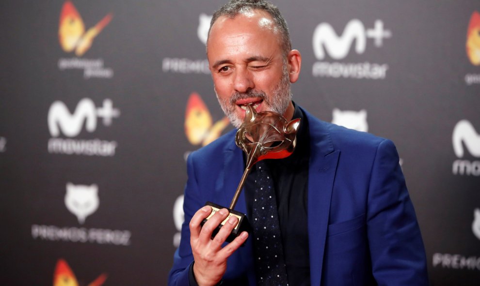 El actor Javier Gutierrez posa con el premio a 'Mejor actor protagonista de una serie' por su trabajo en 'Vergüenza'.- EFE
